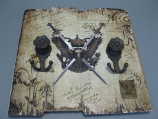 Holz Garderobe 40 cm x 40 cm Mittelalter Wappen Schwerter Rüstung chabby