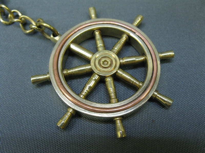 Wand-Schlüsselanhänger Steuerrad mit kleine Kompass, aus Messing
