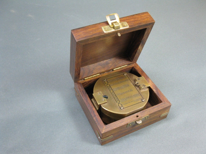 Nautisch Antiker Messing-Gimble-Kompass ~ Schiffskompass auf Holzsockel Dekor 