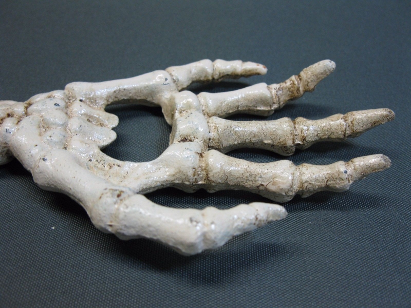 Skelett Hand  Flaschenöffner aus Gusseisen 17 cm Knochen Gothic Party 