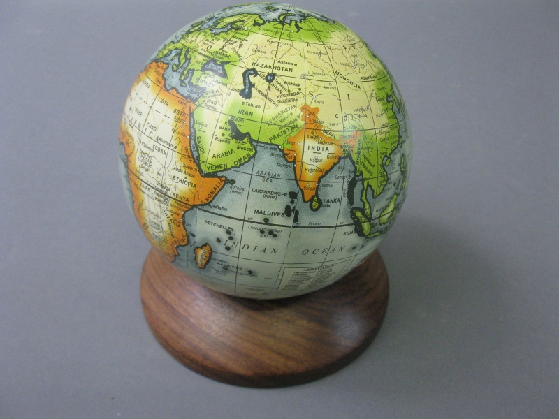 Holz  Untersatz   mit  Globus Weltkugel 10 cm 