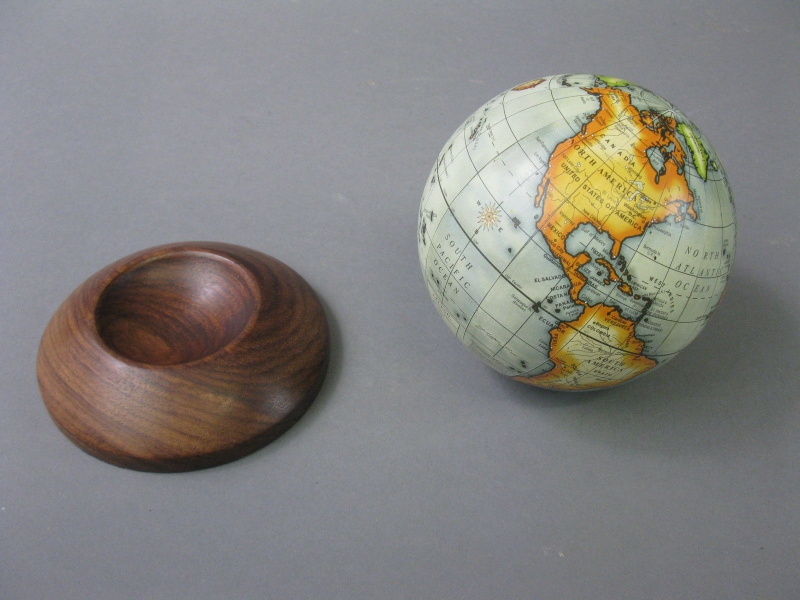 Holz  Untersatz   mit  Globus Weltkugel 10 cm 