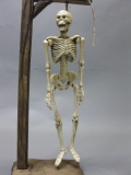 Gusseisen Skelett am Galgen 38cm